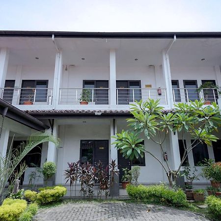 RedDoorz @ Avros Guest House Medan Exterior foto