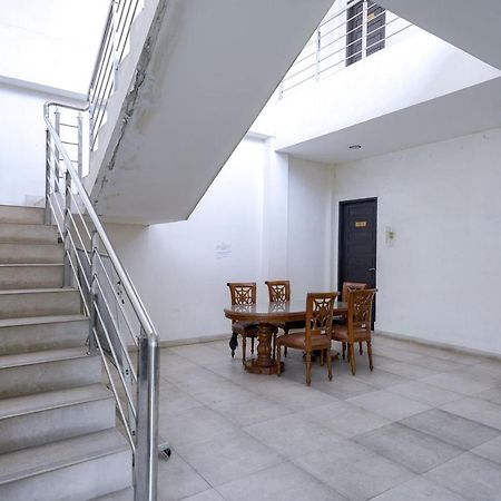 RedDoorz @ Avros Guest House Medan Exterior foto
