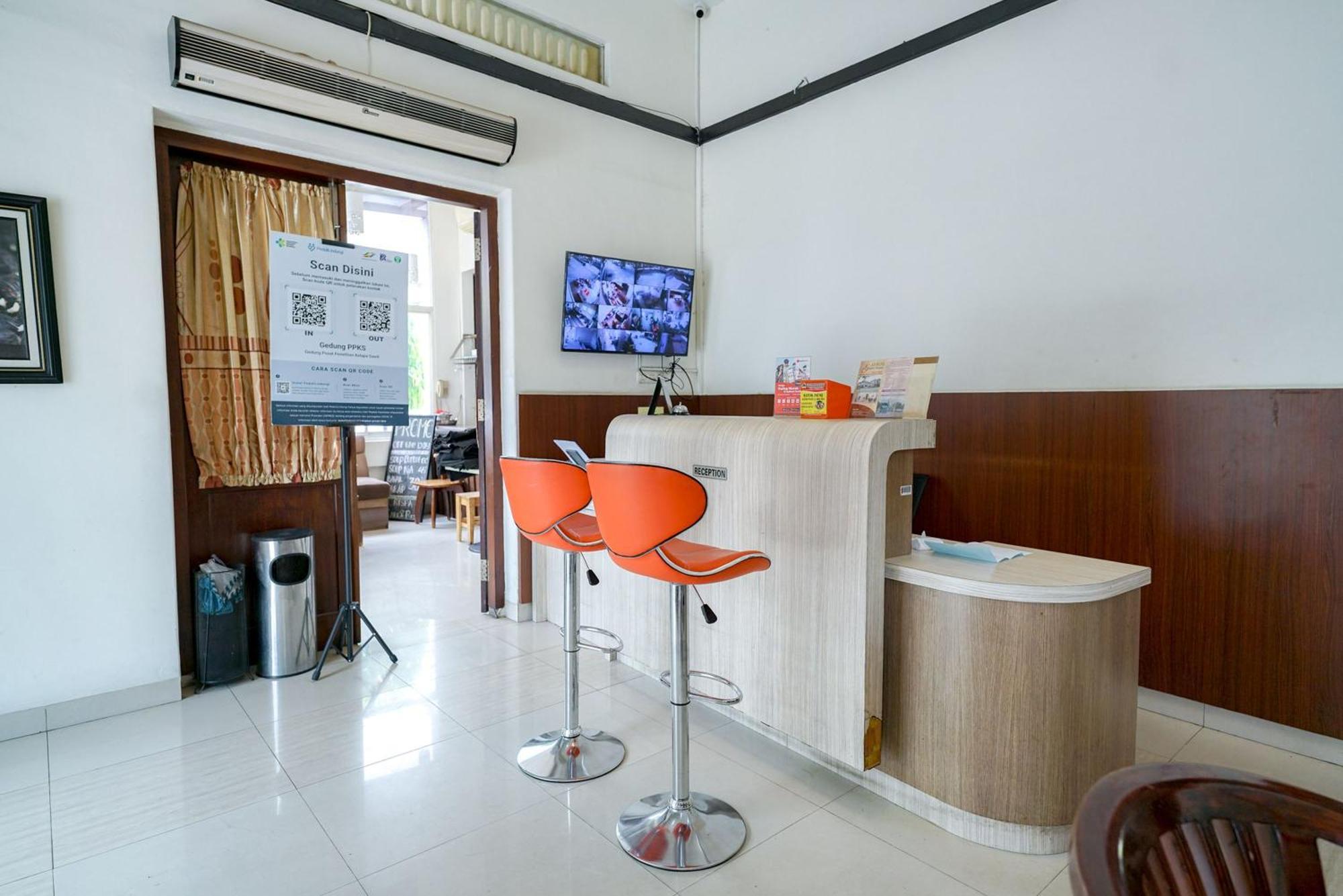 RedDoorz @ Avros Guest House Medan Exterior foto