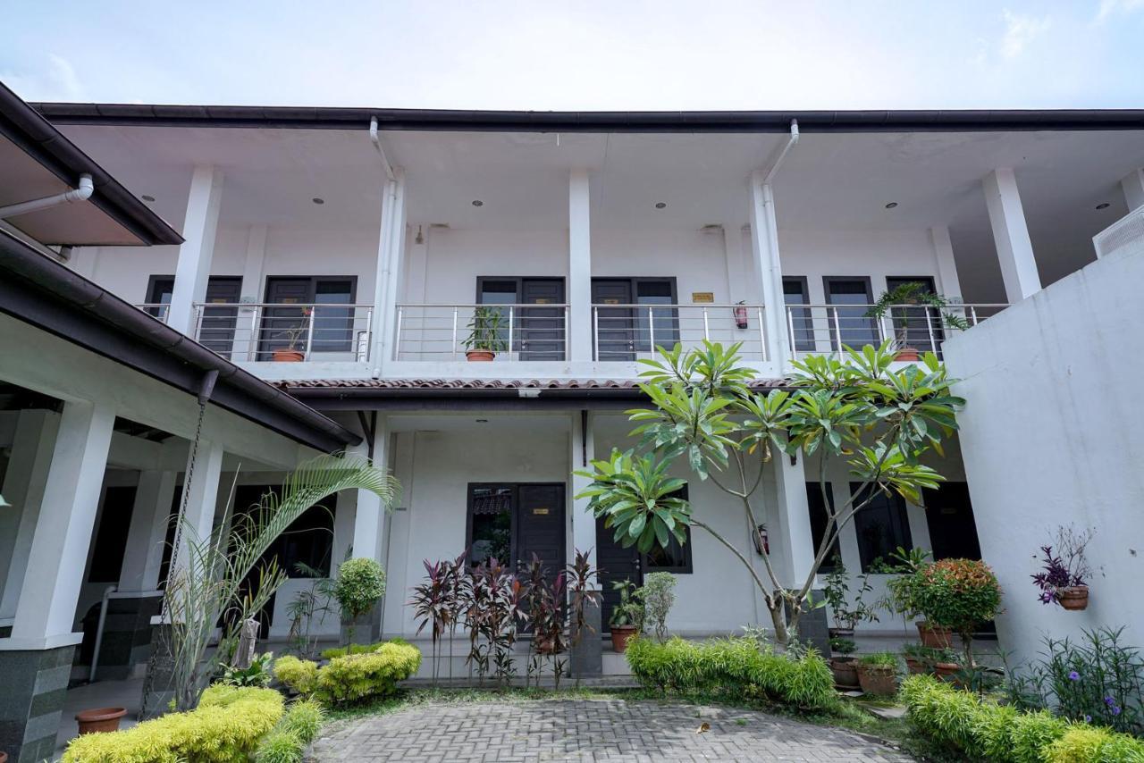 RedDoorz @ Avros Guest House Medan Exterior foto
