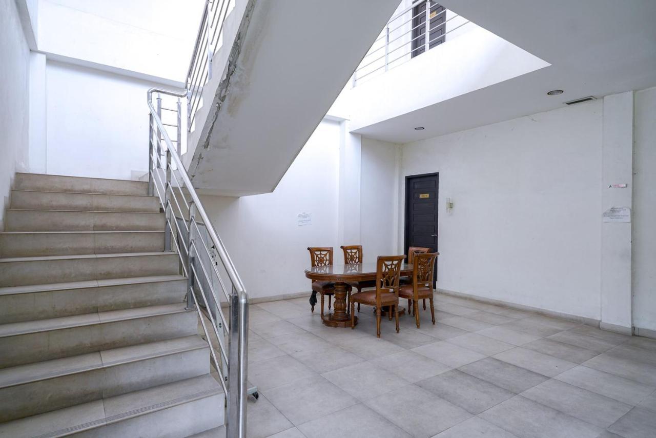 RedDoorz @ Avros Guest House Medan Exterior foto