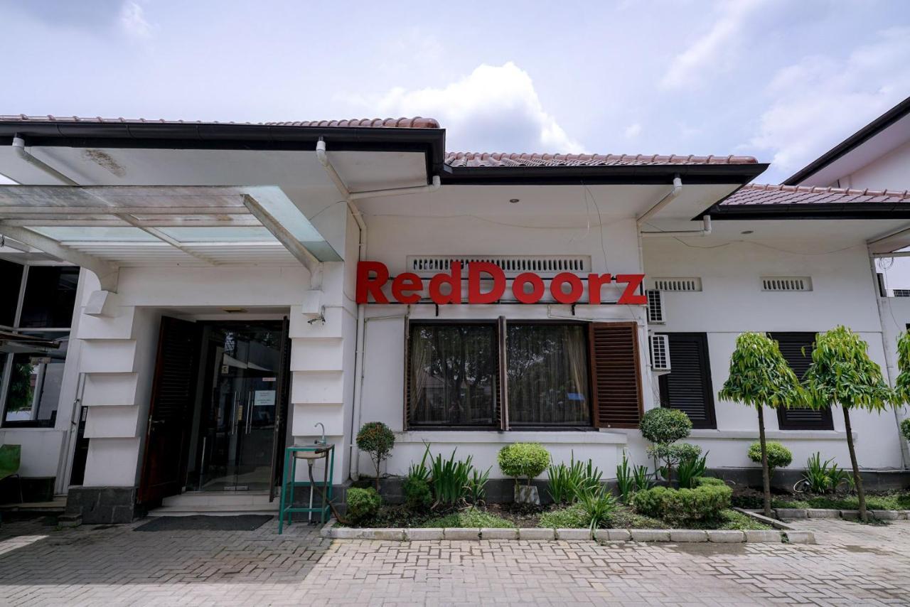 RedDoorz @ Avros Guest House Medan Exterior foto