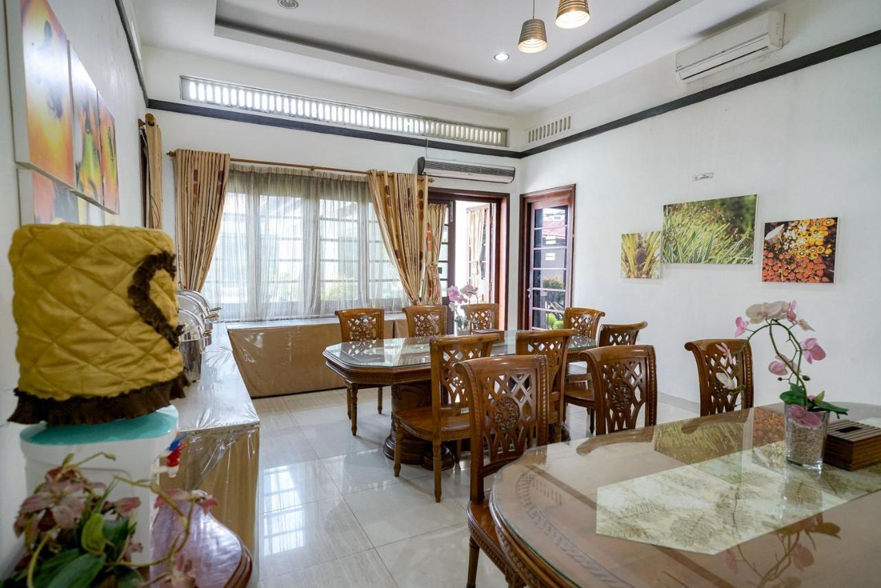 RedDoorz @ Avros Guest House Medan Exterior foto