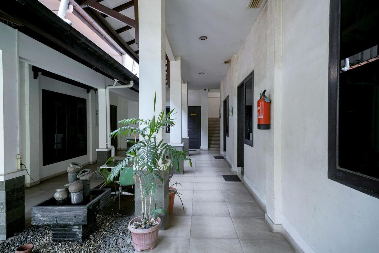 RedDoorz @ Avros Guest House Medan Exterior foto