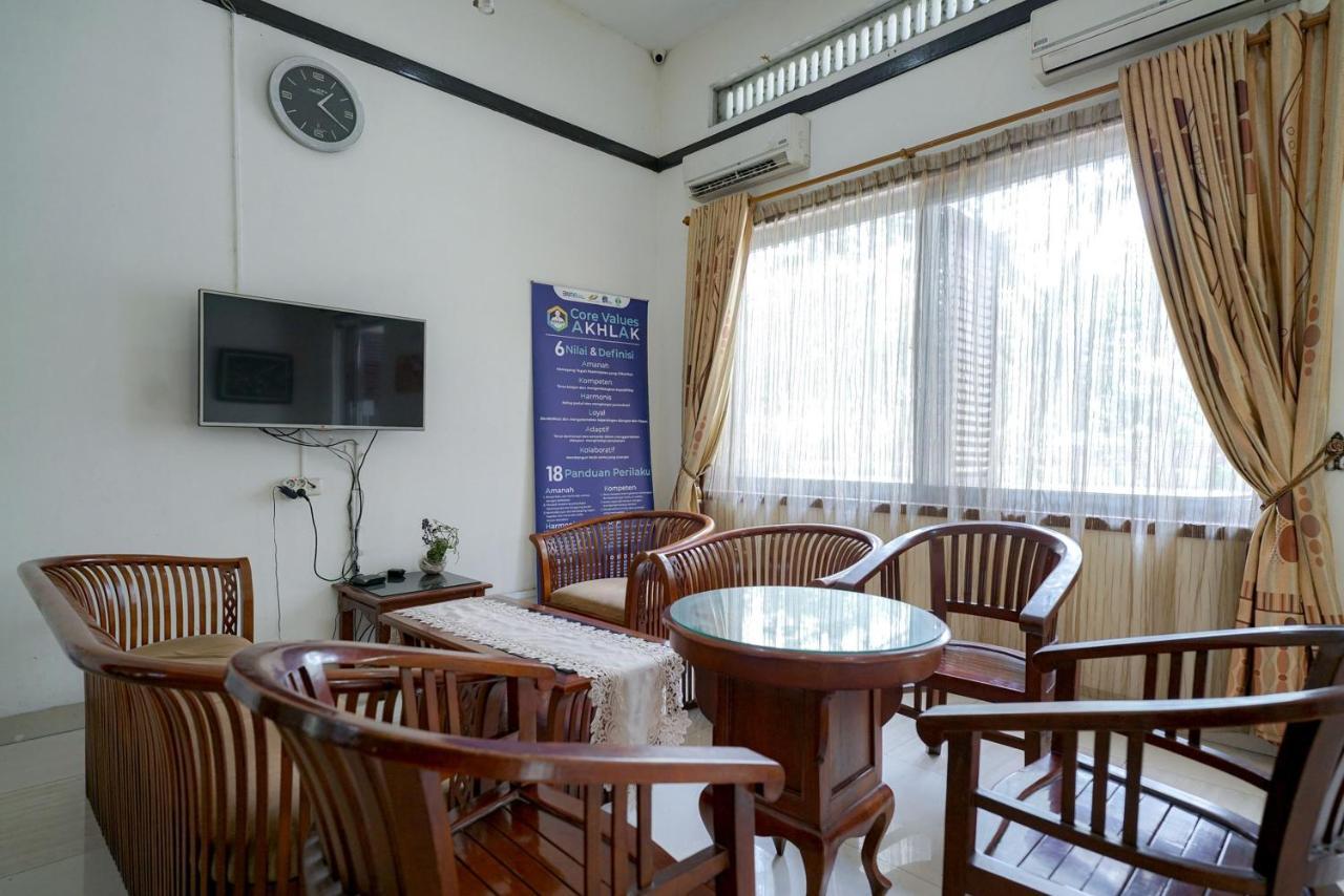 RedDoorz @ Avros Guest House Medan Exterior foto