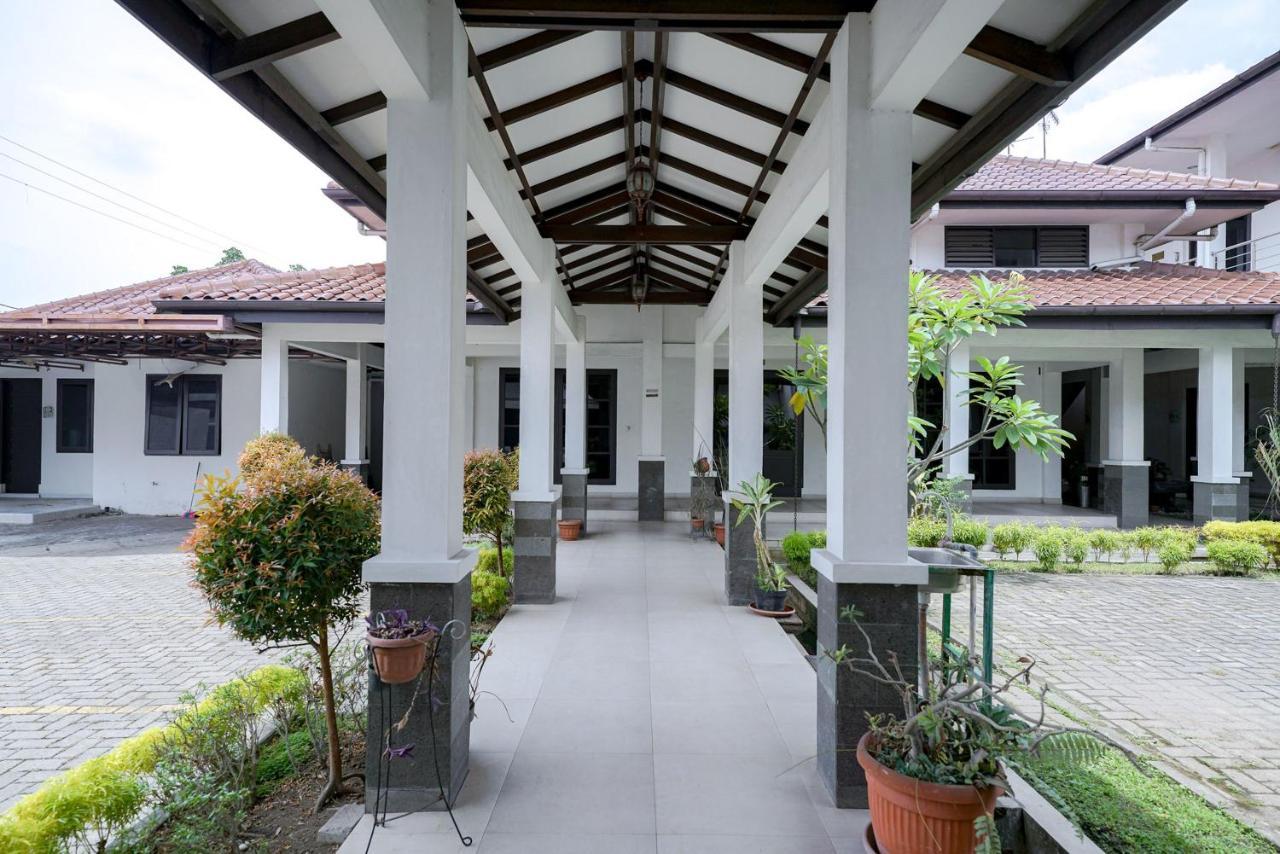 RedDoorz @ Avros Guest House Medan Exterior foto