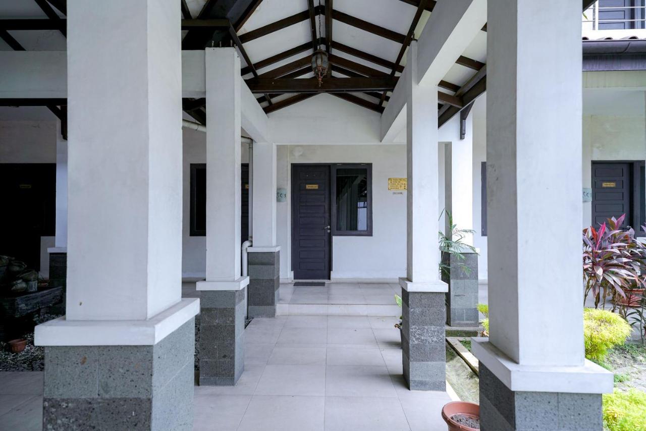 RedDoorz @ Avros Guest House Medan Exterior foto