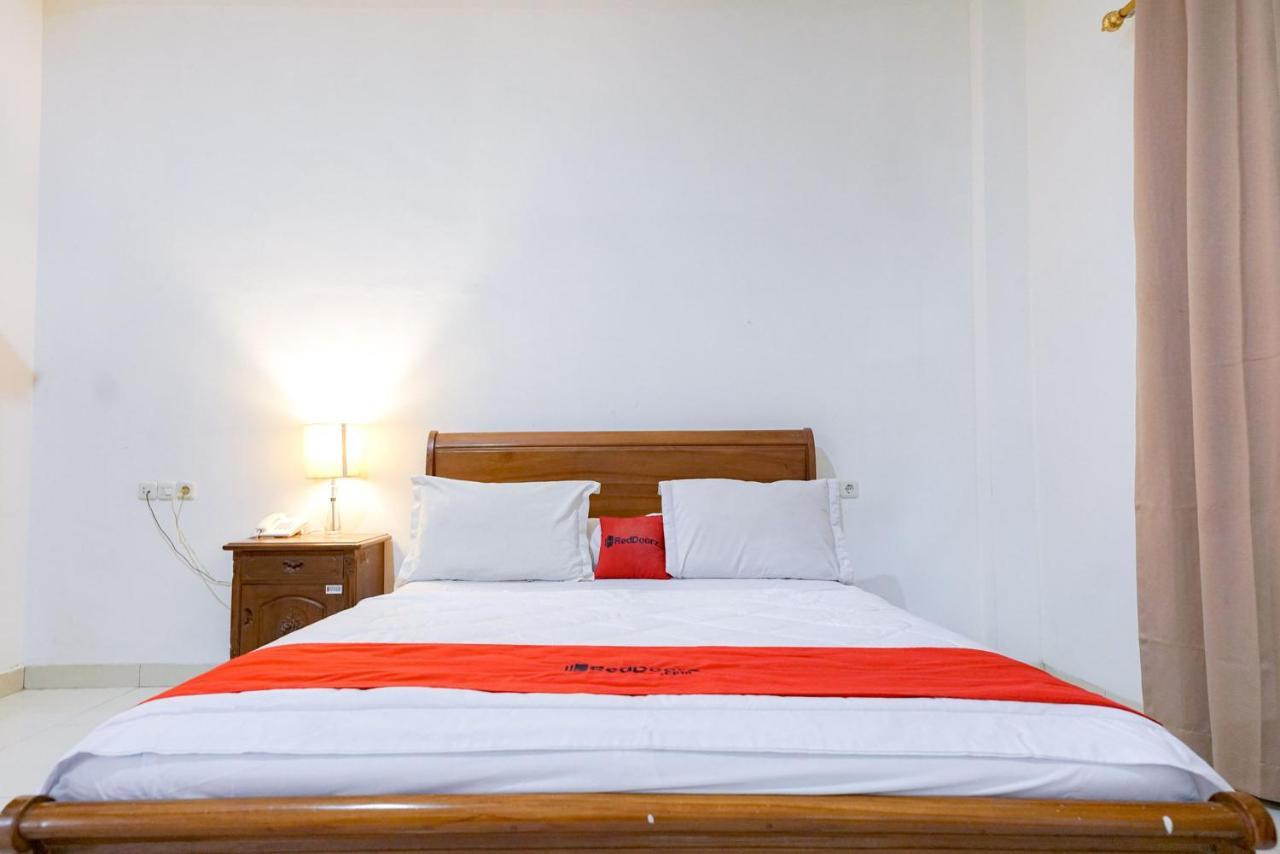 RedDoorz @ Avros Guest House Medan Exterior foto