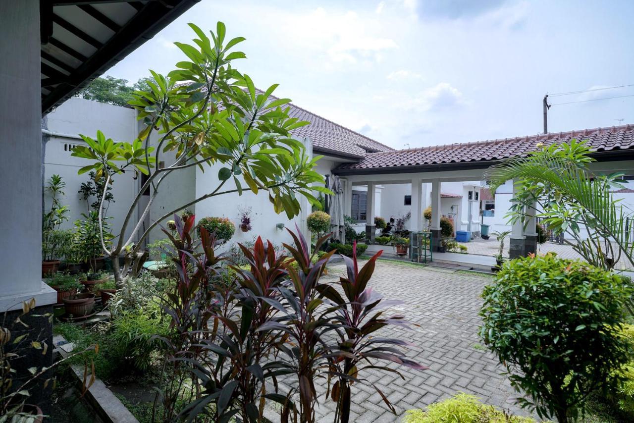 RedDoorz @ Avros Guest House Medan Exterior foto