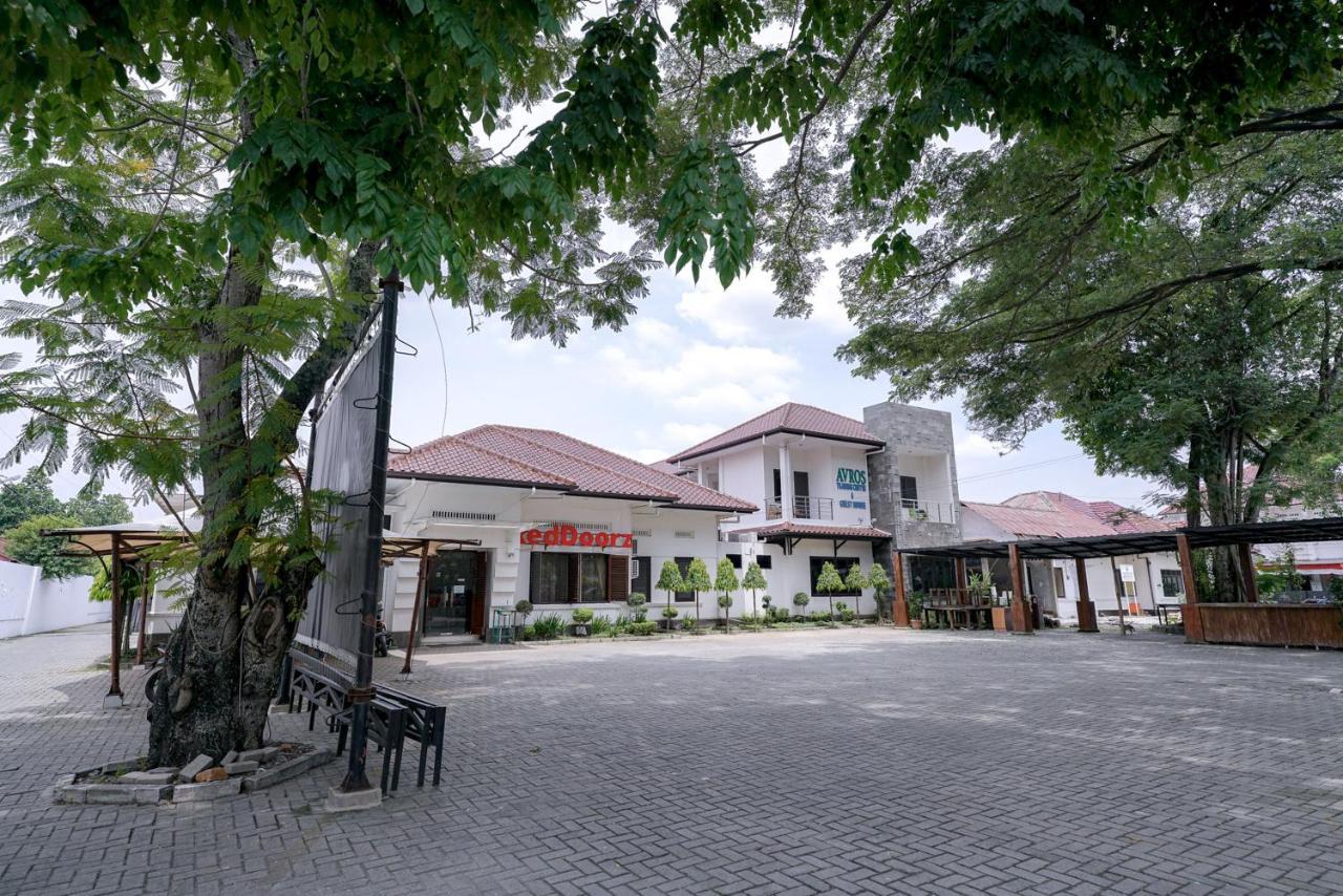 RedDoorz @ Avros Guest House Medan Exterior foto
