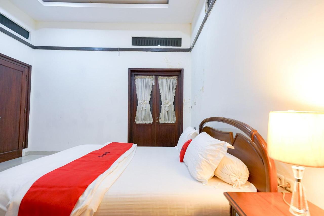 RedDoorz @ Avros Guest House Medan Exterior foto