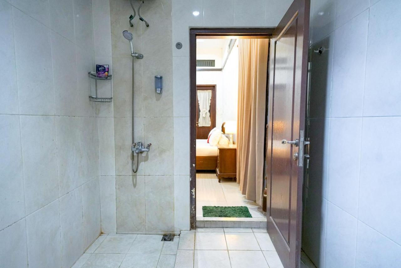 RedDoorz @ Avros Guest House Medan Exterior foto