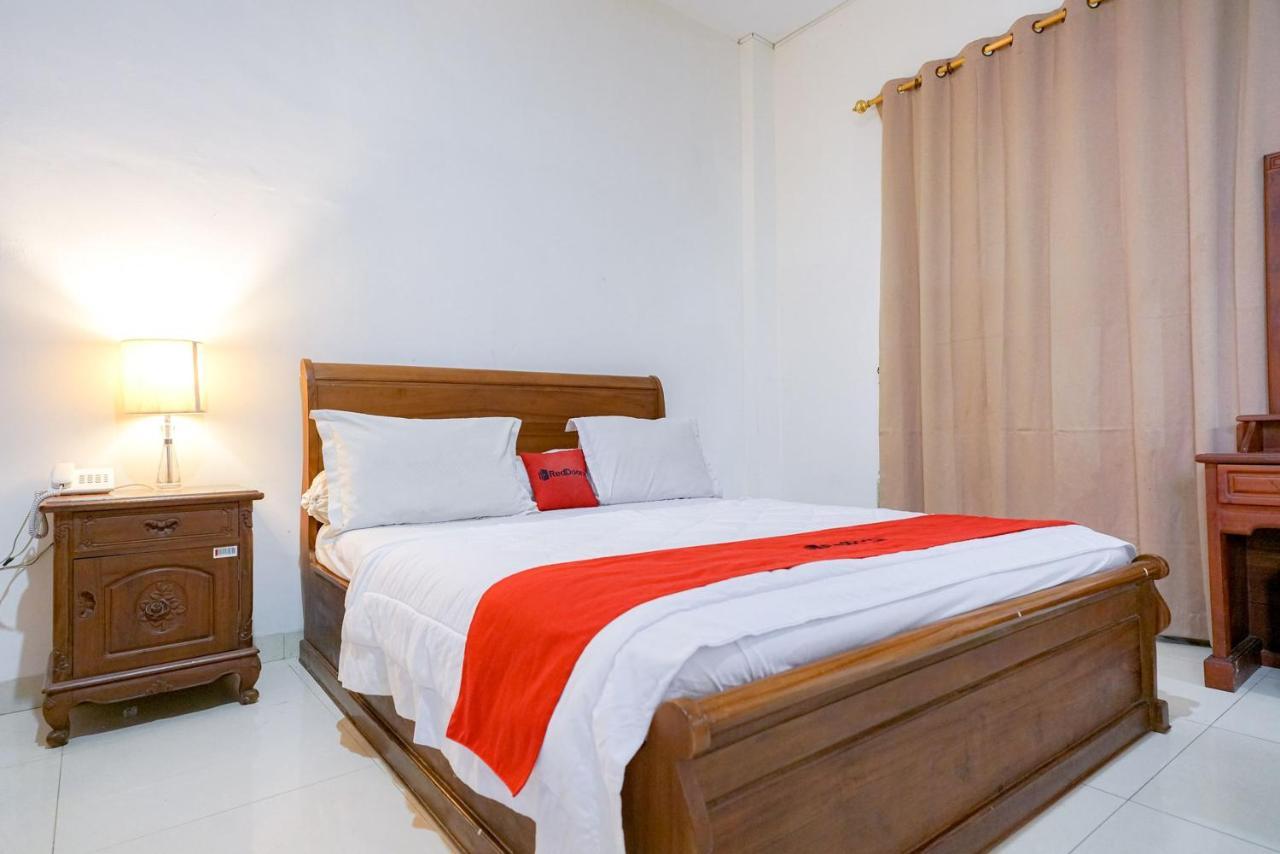 RedDoorz @ Avros Guest House Medan Exterior foto