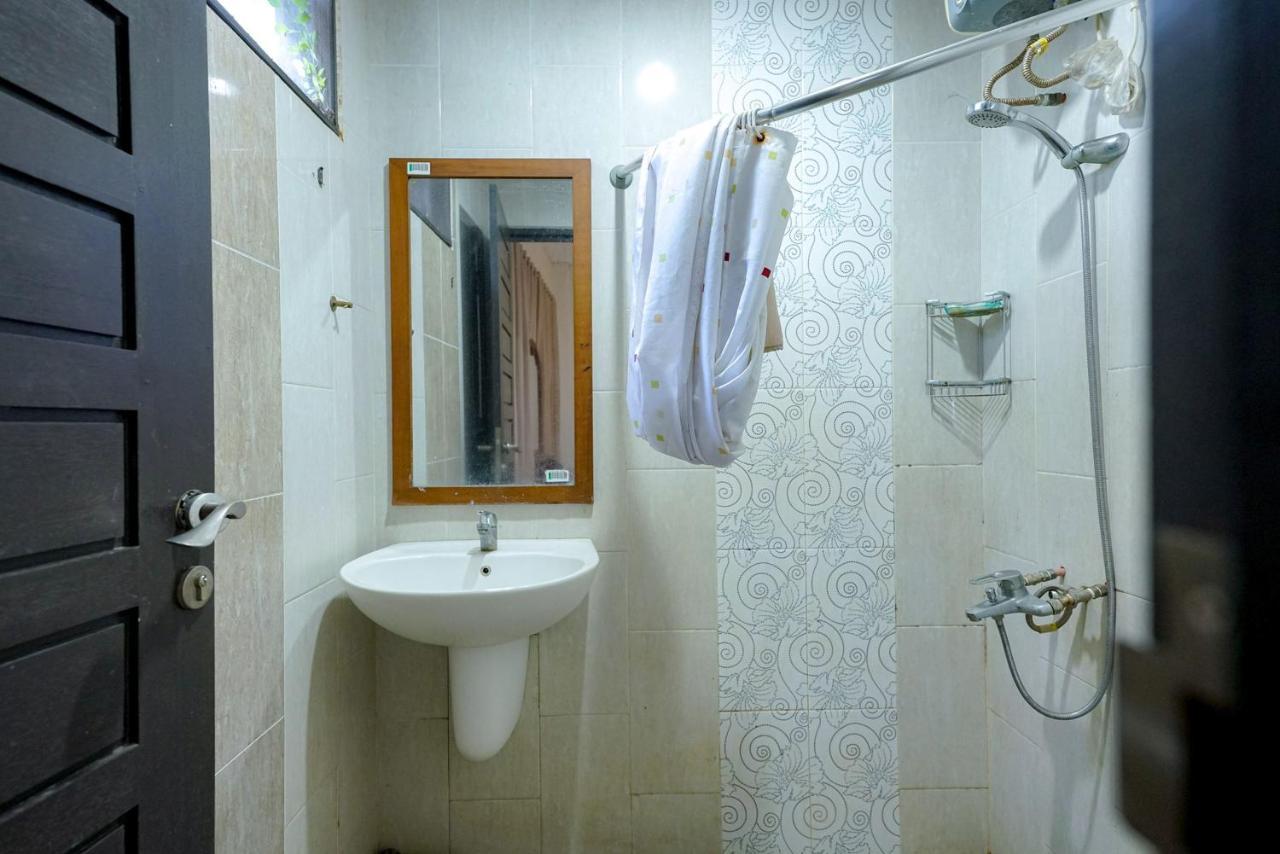 RedDoorz @ Avros Guest House Medan Exterior foto