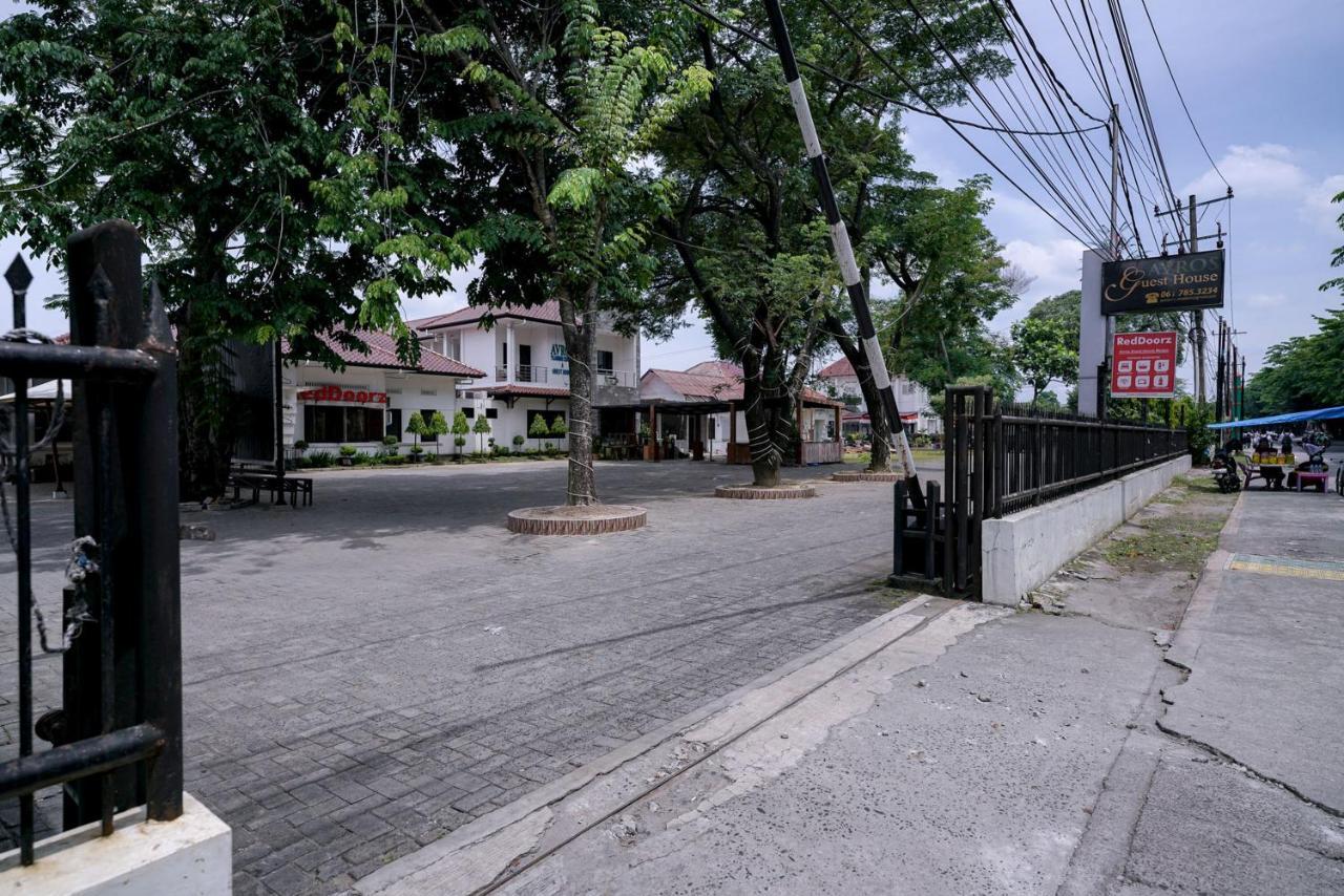 RedDoorz @ Avros Guest House Medan Exterior foto