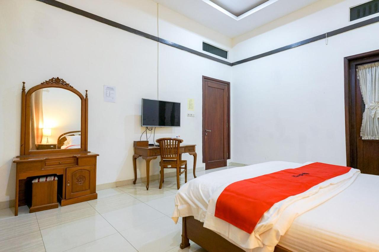 RedDoorz @ Avros Guest House Medan Exterior foto