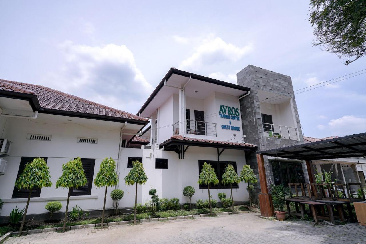 RedDoorz @ Avros Guest House Medan Exterior foto