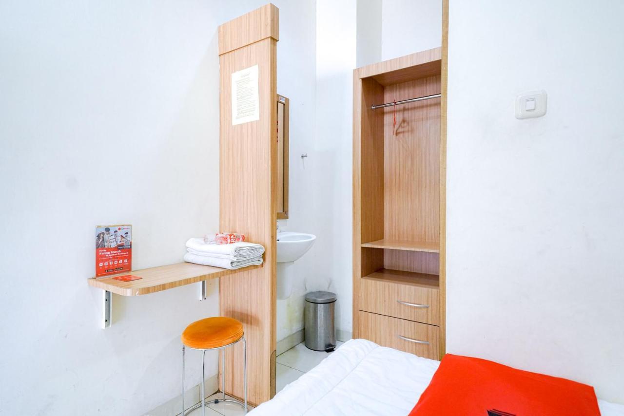 RedDoorz @ Avros Guest House Medan Exterior foto