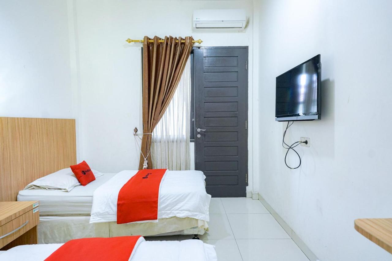 RedDoorz @ Avros Guest House Medan Exterior foto