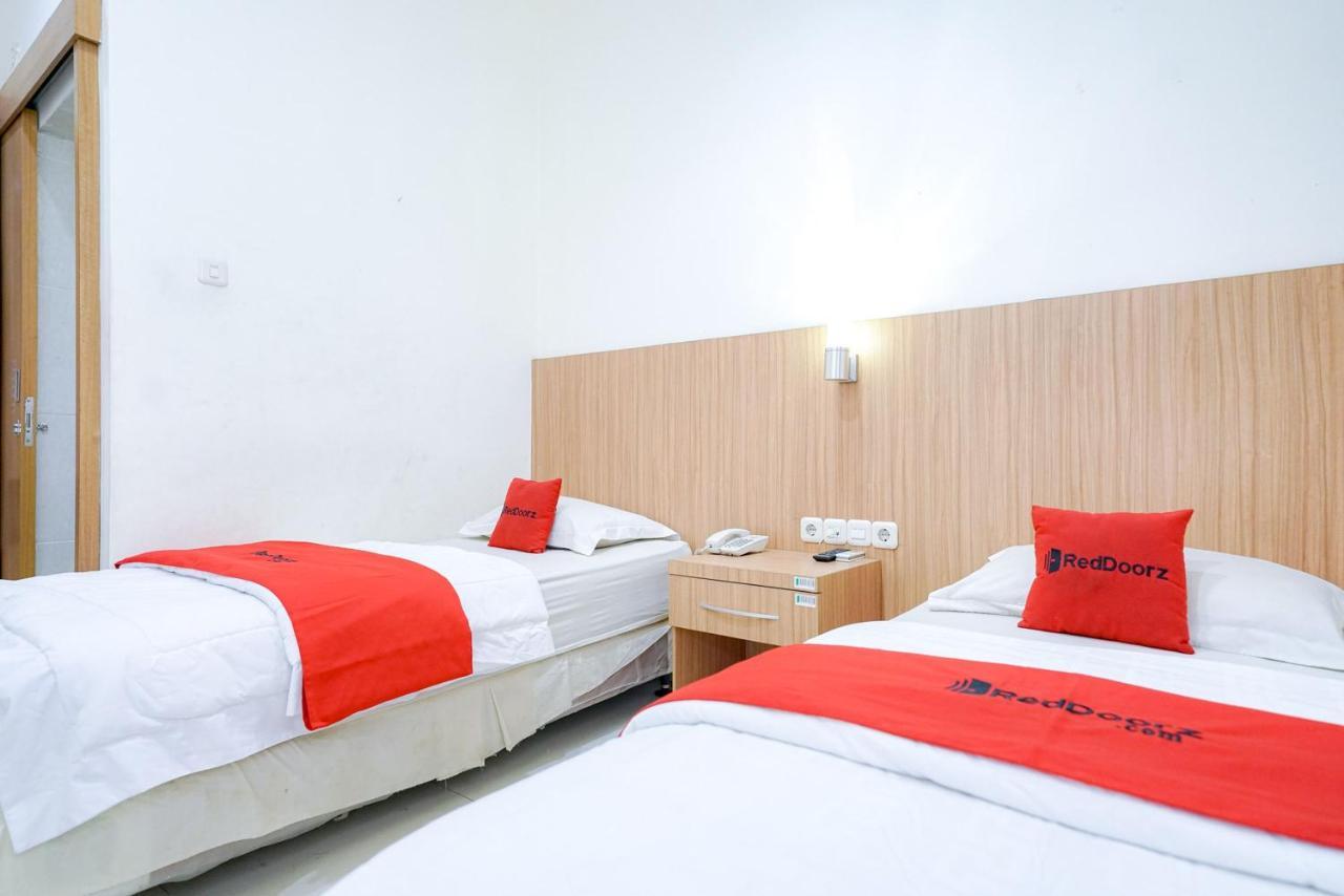 RedDoorz @ Avros Guest House Medan Exterior foto