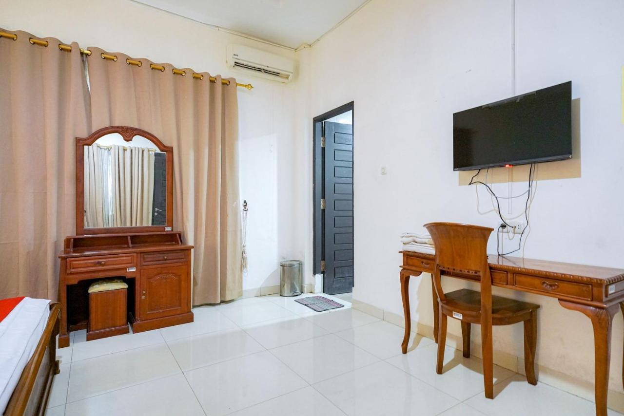 RedDoorz @ Avros Guest House Medan Exterior foto