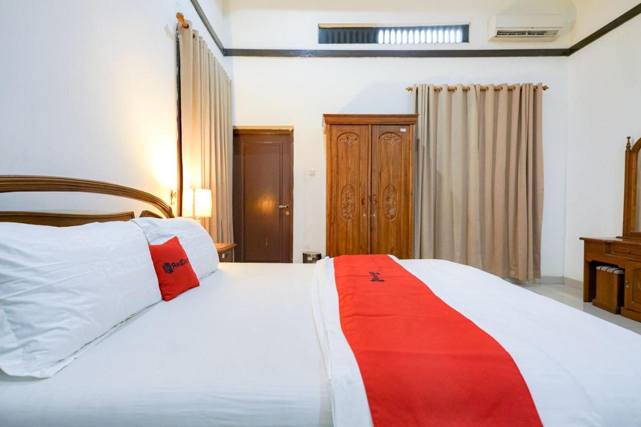 RedDoorz @ Avros Guest House Medan Exterior foto