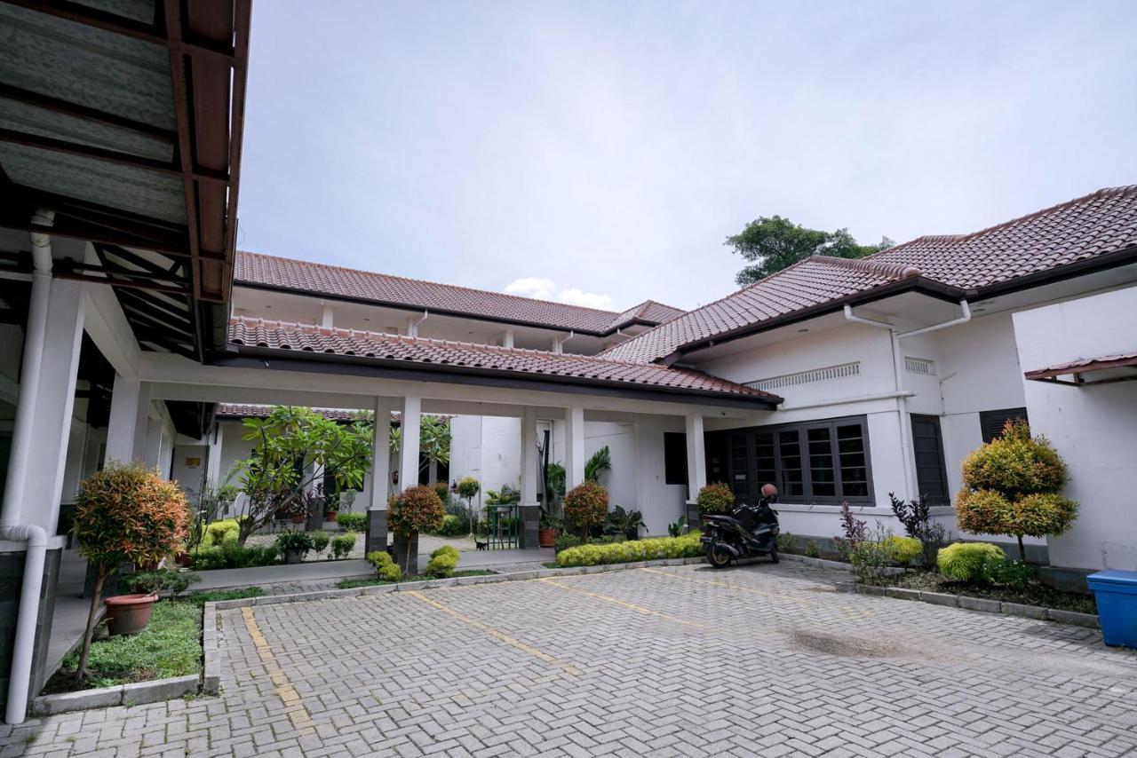 RedDoorz @ Avros Guest House Medan Exterior foto