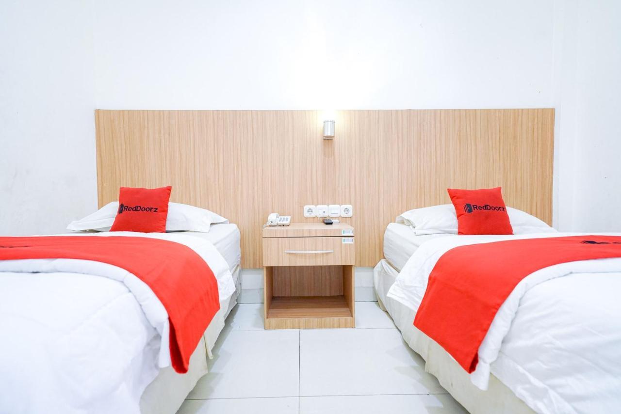 RedDoorz @ Avros Guest House Medan Exterior foto