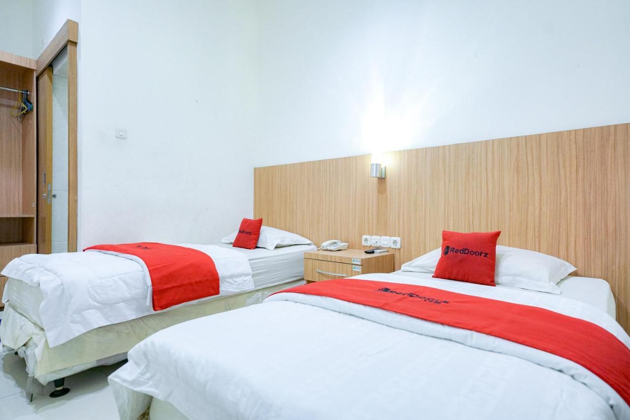 RedDoorz @ Avros Guest House Medan Exterior foto