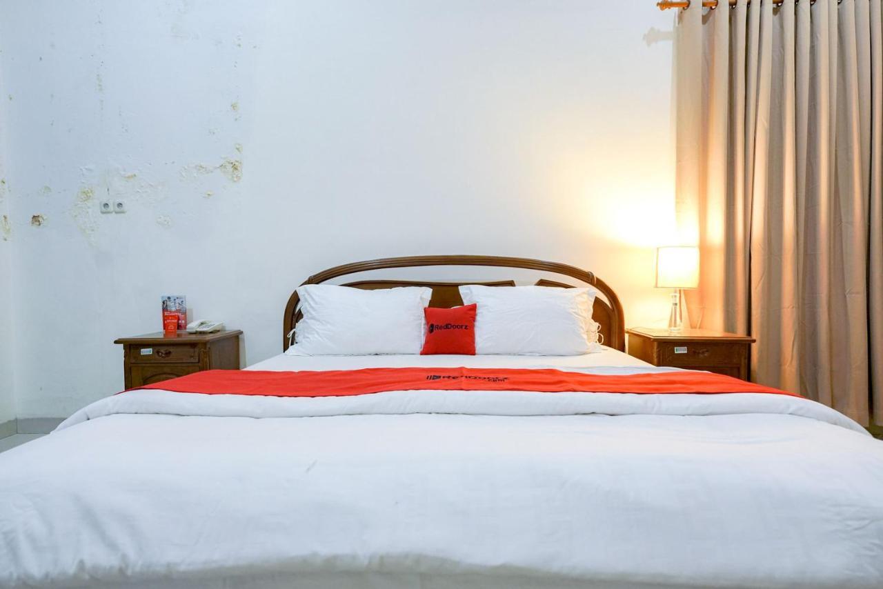 RedDoorz @ Avros Guest House Medan Exterior foto