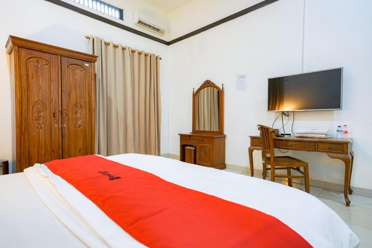 RedDoorz @ Avros Guest House Medan Exterior foto