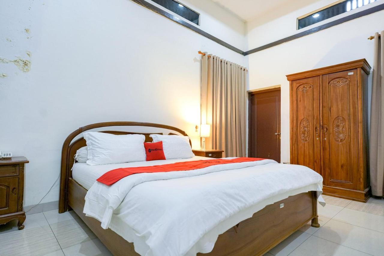 RedDoorz @ Avros Guest House Medan Exterior foto